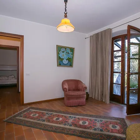 Griante Sleeps 15 Pool Air Con فيلة